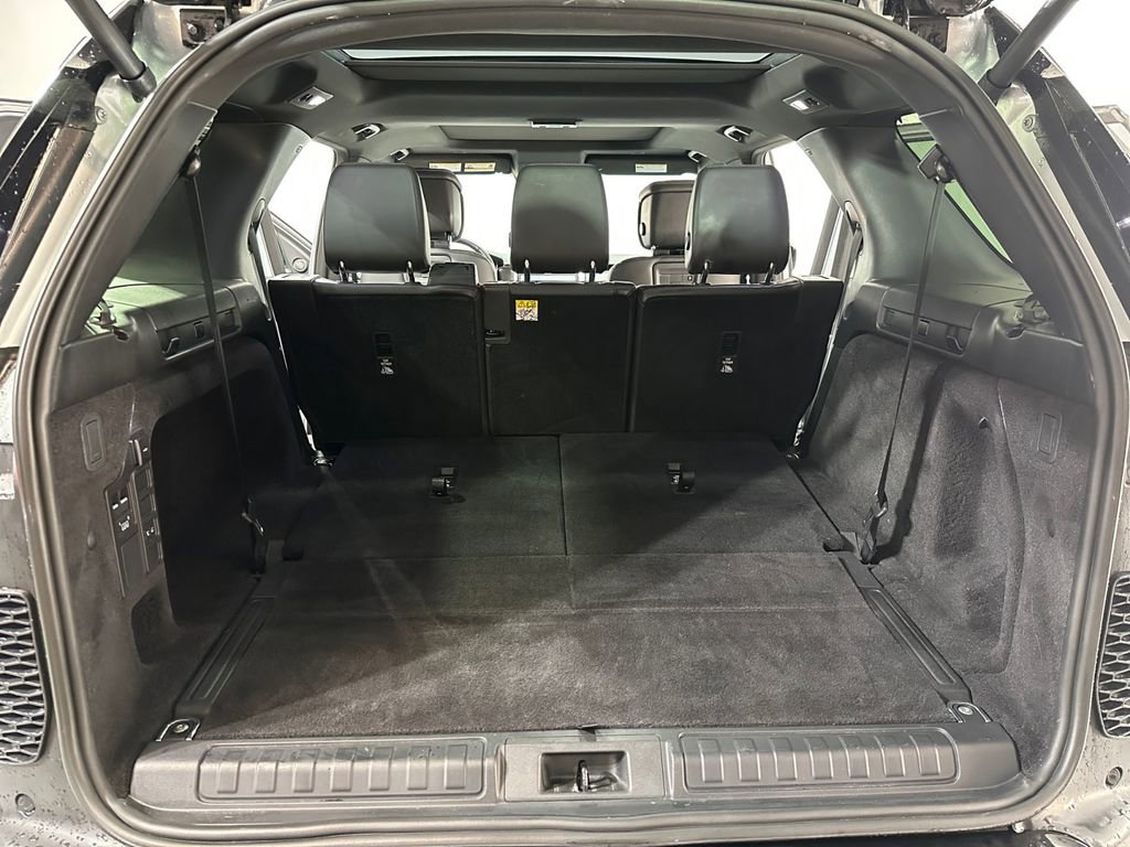 Used 2024 Land Rover Discovery Dynamic SE image 16