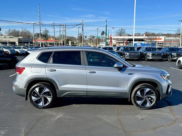 New 2024 Volkswagen Taos SE image 7