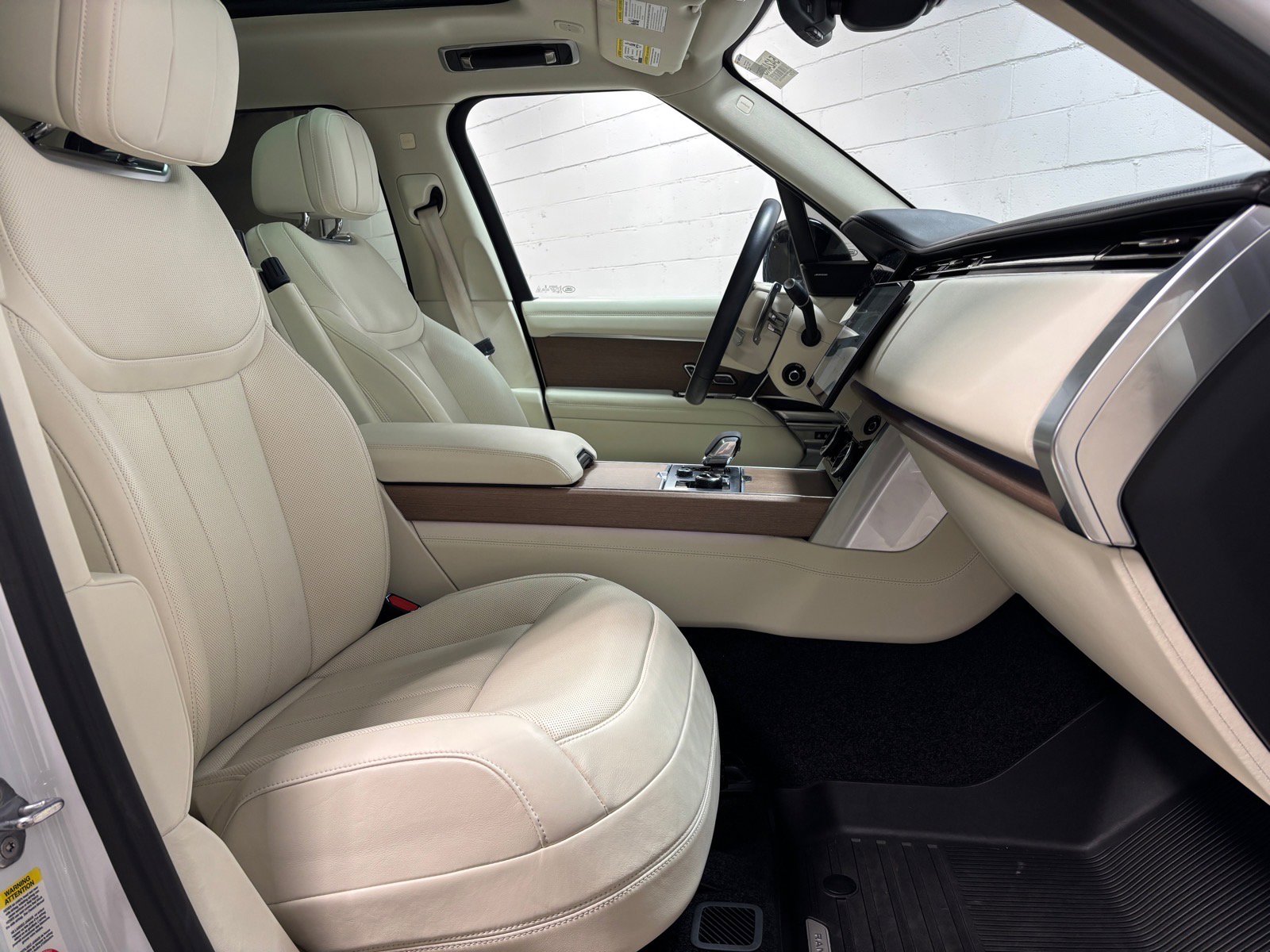 Used 2023 Land Rover Range Rover SE image 32