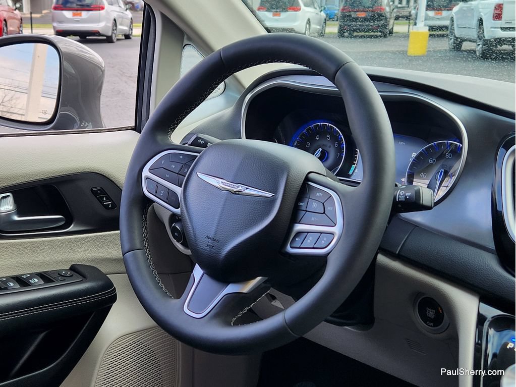 Used 2022 Chrysler Pacifica Touring-L FWD image 38