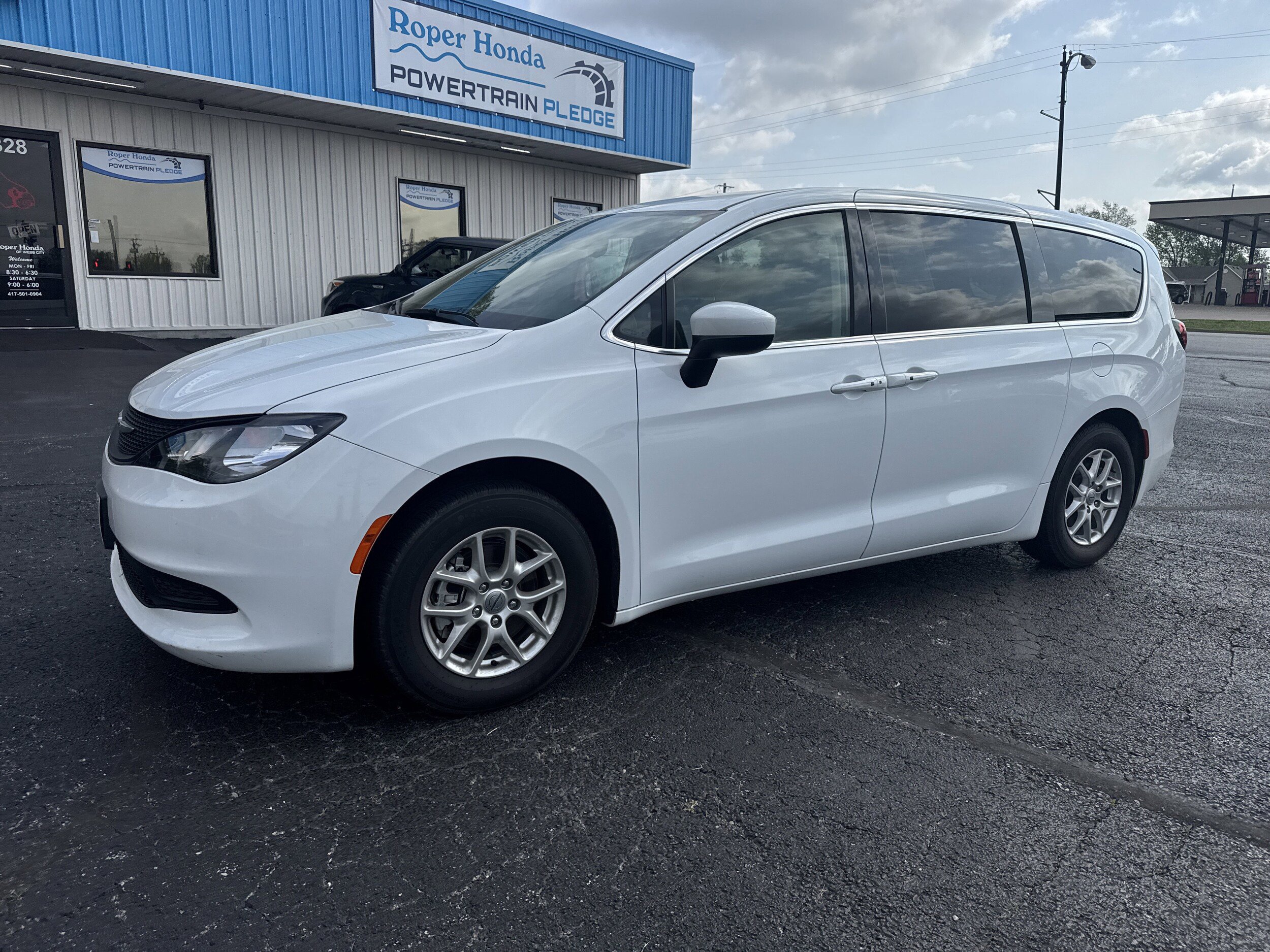 Used 2023 Chrysler Voyager LX image 2