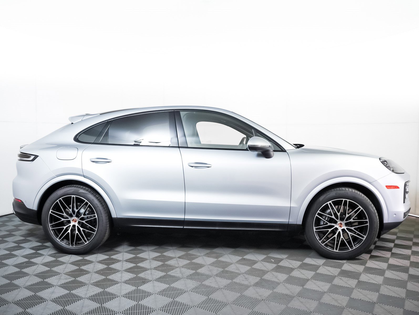 Used 2025 Porsche Cayenne Coupe image 9