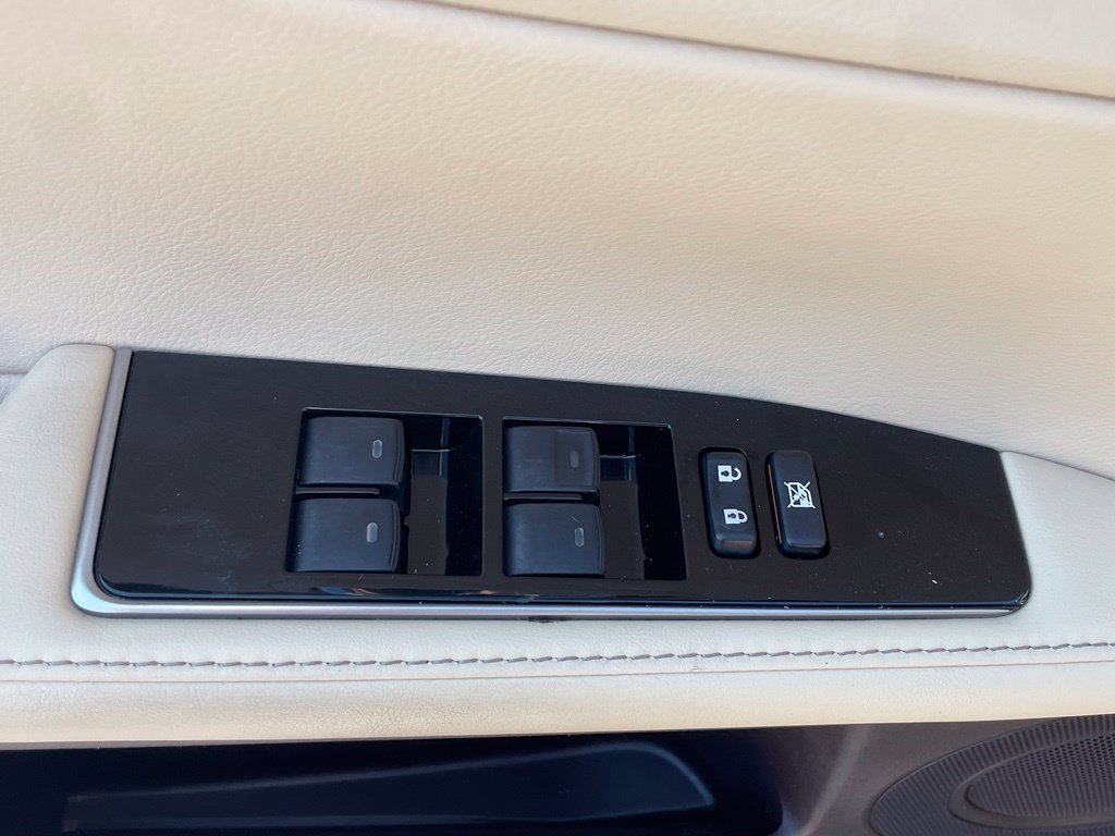 Used 2016 Lexus ES 300h w/ Luxury Package w/Wood Trim FWD image 11