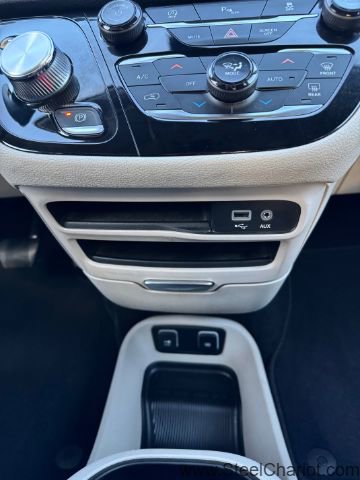 Used 2019 Chrysler Pacifica Limited image 21
