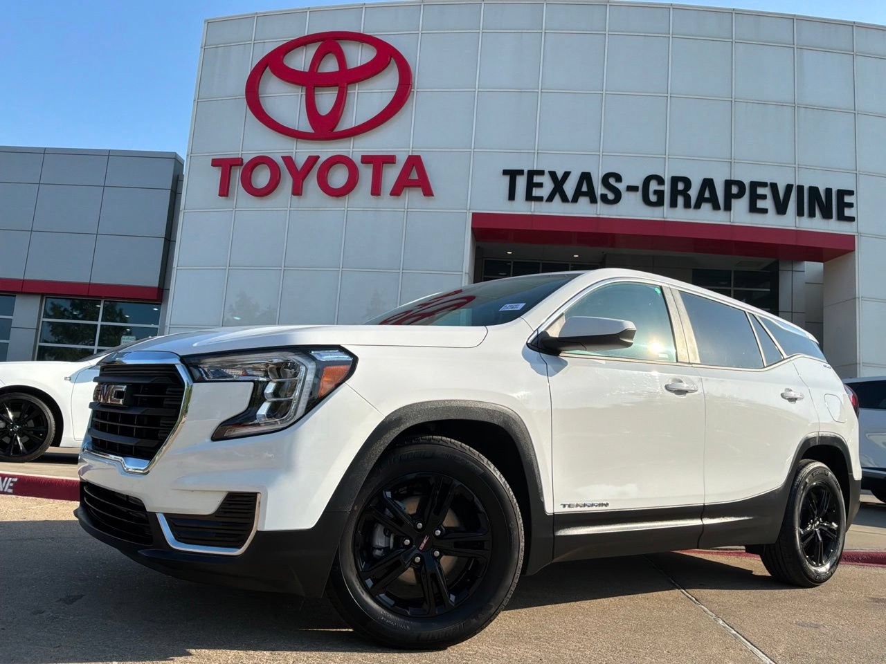 Used 2024 GMC Terrain SLE FWD image 2