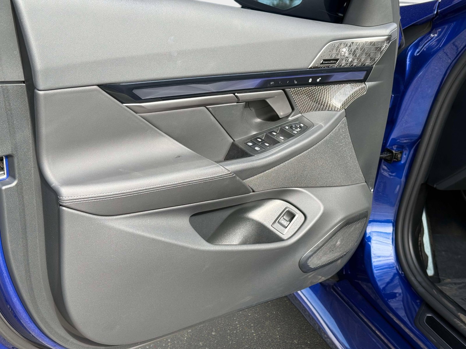 Used 2025 BMW M5 w/ Carbon Package image 36