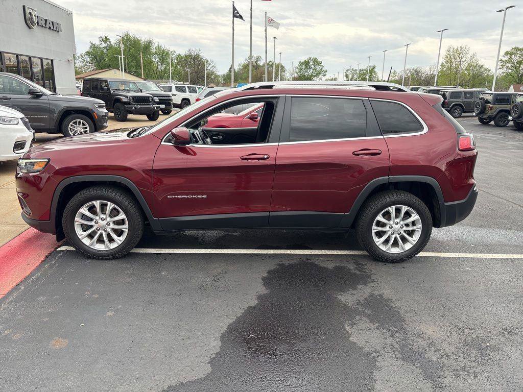 Used 2019 Jeep Cherokee Latitude w/ Cold Weather Group FWD image 2