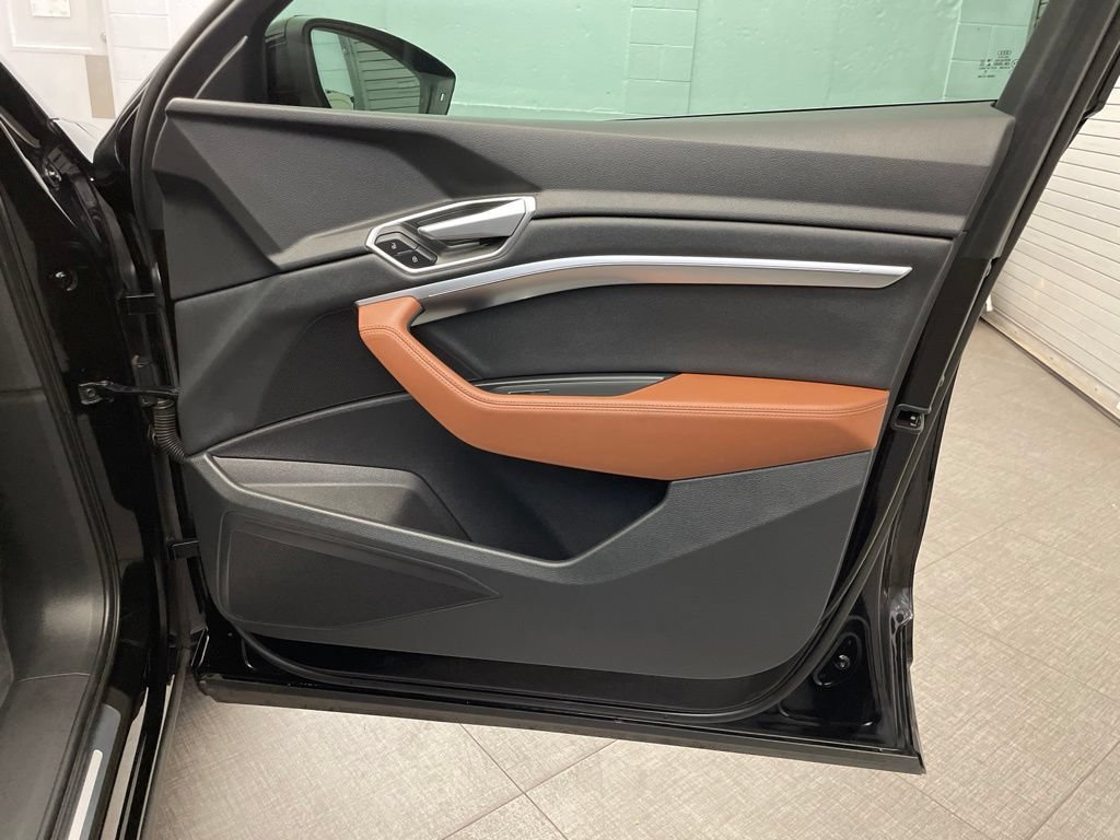 Used 2022 Audi e-tron Premium AWD/4WD image 24
