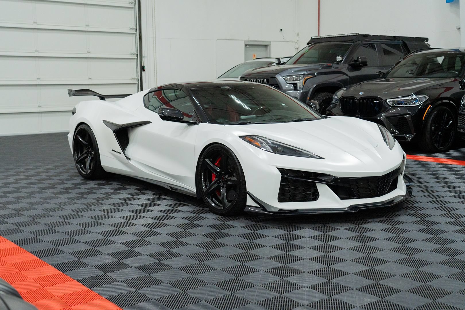 Used 2023 Chevrolet Corvette Z06 w/ Z07 Performance Package RWD image 9