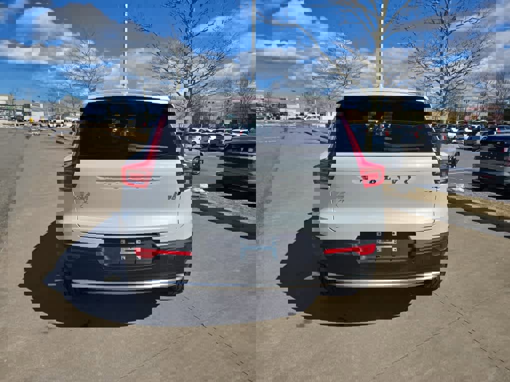 Used 2025 Volvo XC40 B5 Core image 5