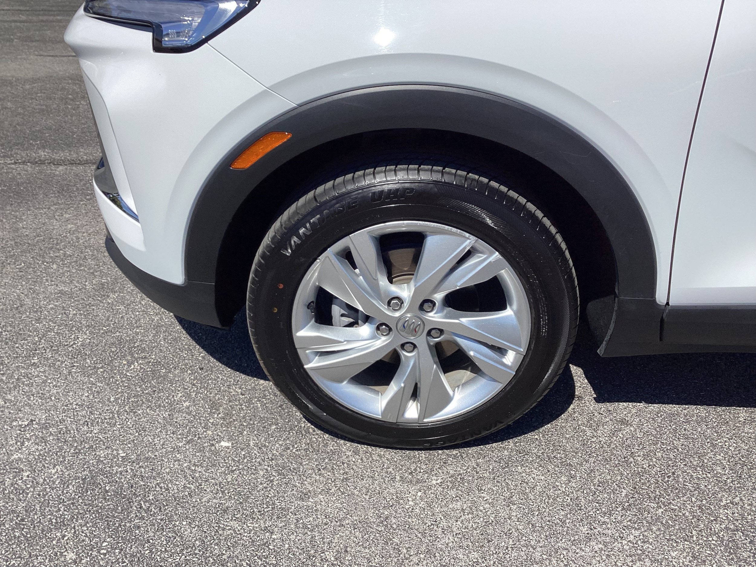 Used 2025 Buick Encore GX Preferred AWD/4WD image 9