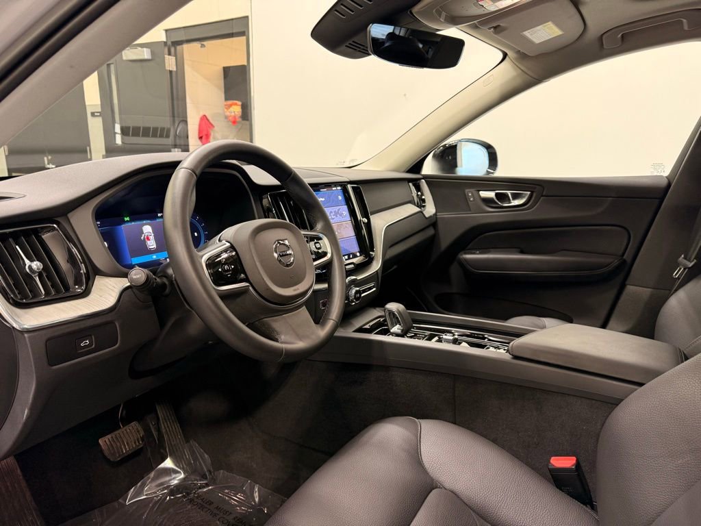 Used 2025 Volvo XC60 B5 Plus image 11