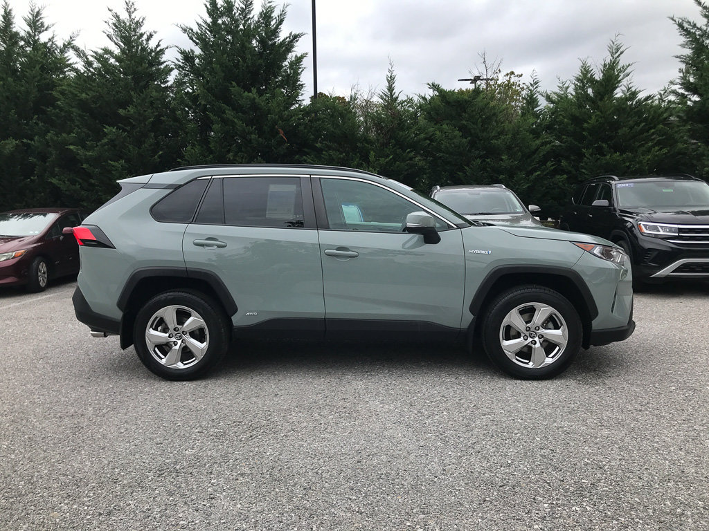 Certified 2021 Toyota RAV4 XLE Premium AWD/4WD image 9