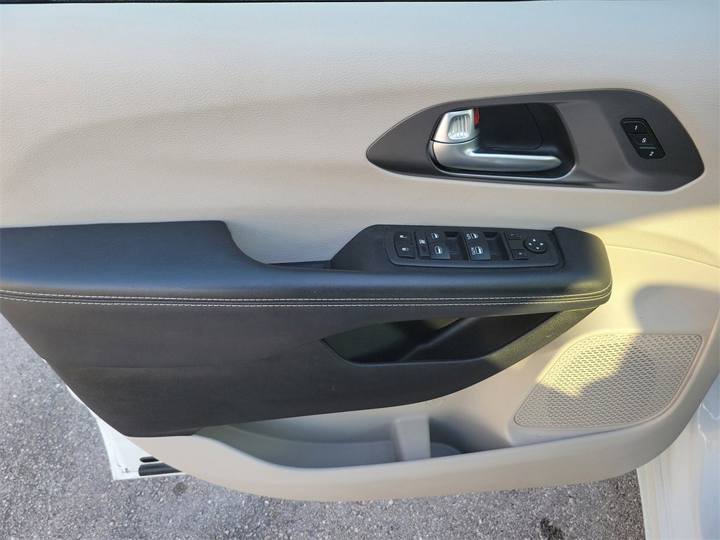 Used 2024 Chrysler Pacifica Touring-L image 15