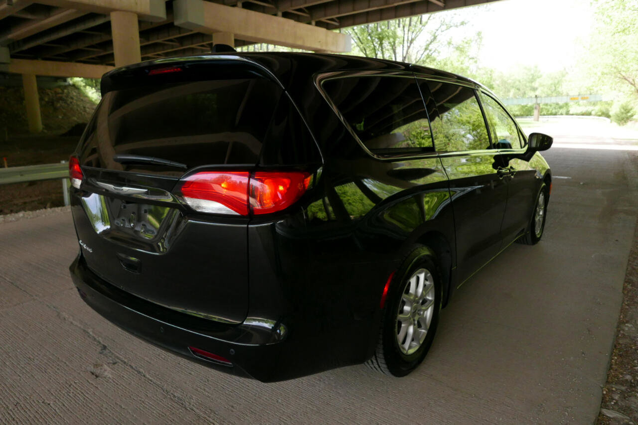 Used 2022 Chrysler Voyager LX image 28