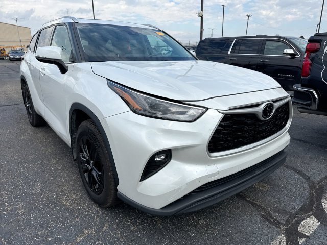 Used 2022 Toyota Highlander XLE AWD/4WD image 6
