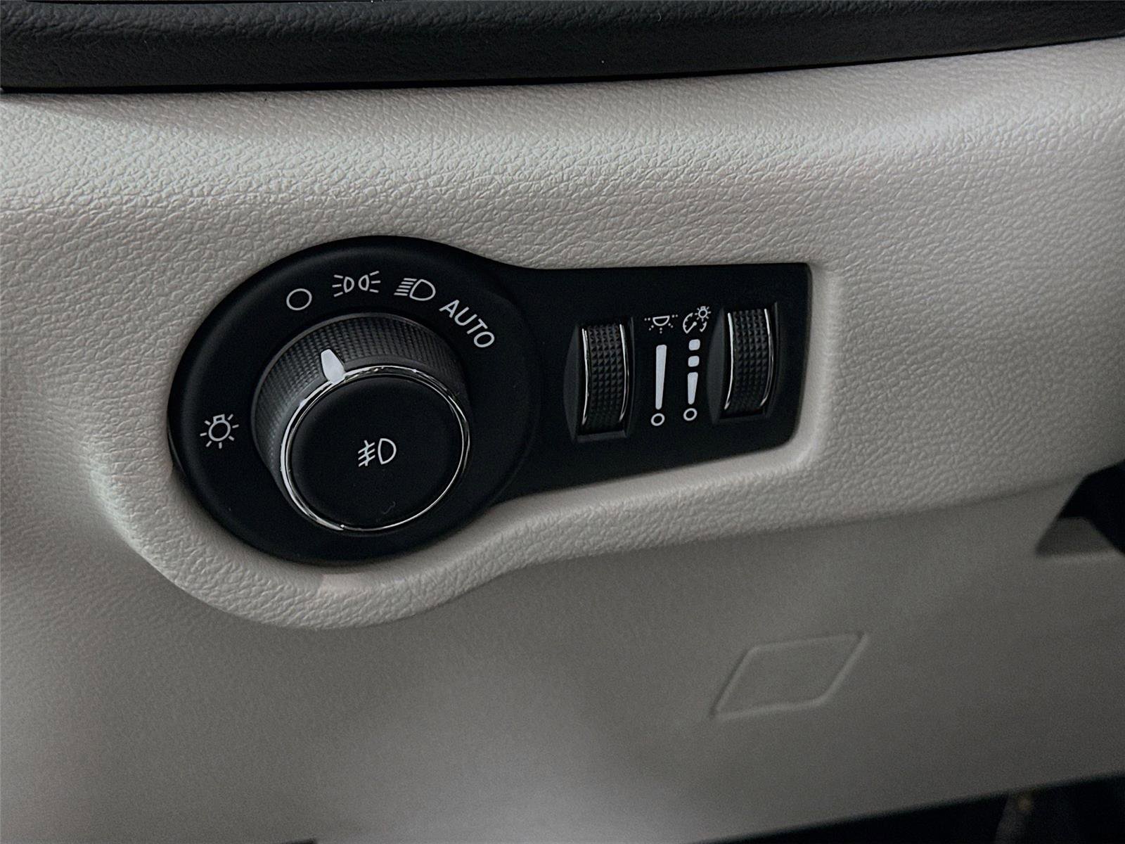 Used 2024 Chrysler Pacifica Touring-L FWD image 14