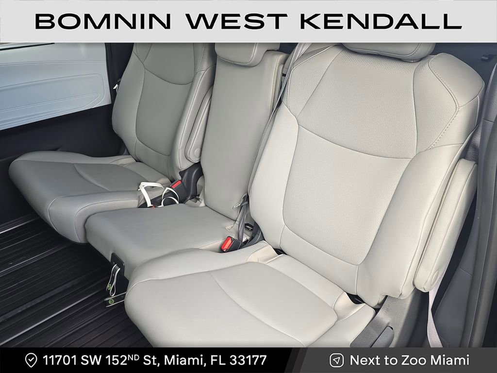 Used 2025 Toyota Sienna XLE image 11