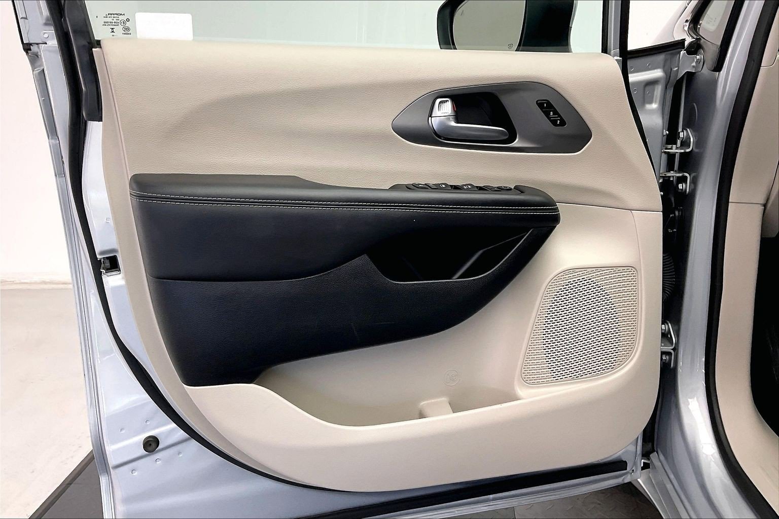 Used 2023 Chrysler Pacifica Touring-L image 25