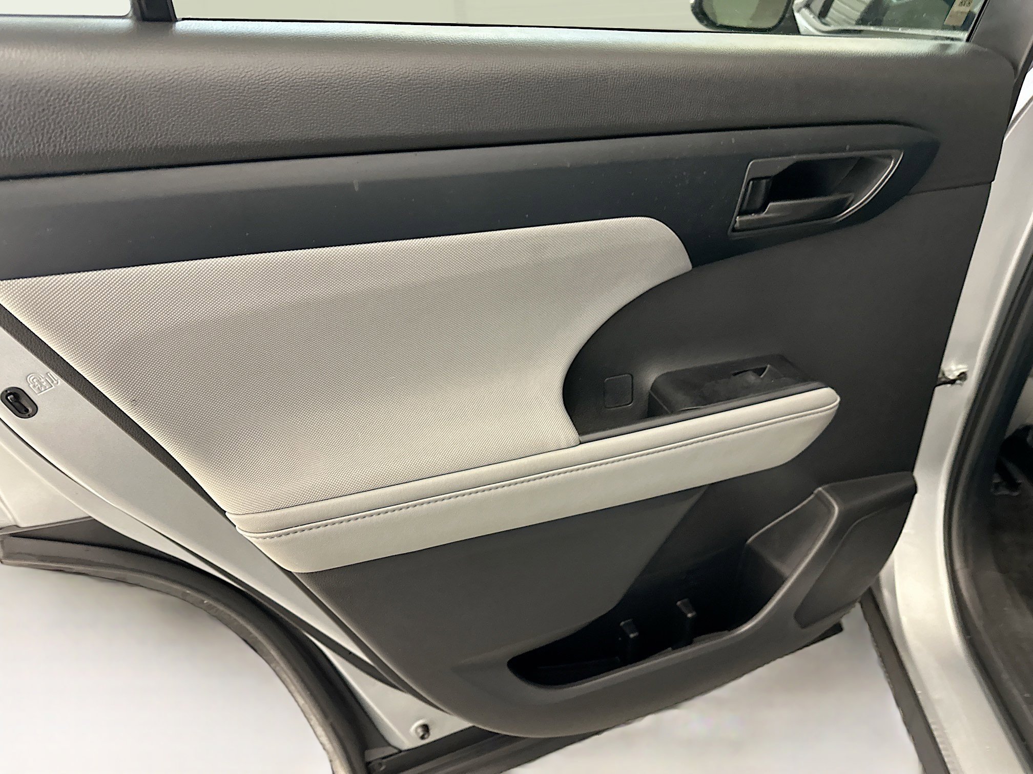 Used 2023 Toyota Highlander LE image 27