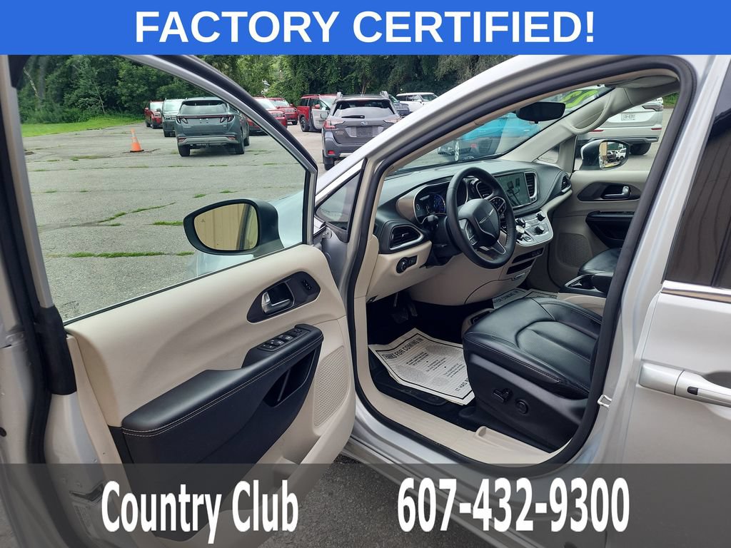 Used 2023 Chrysler Pacifica Touring-L FWD image 10