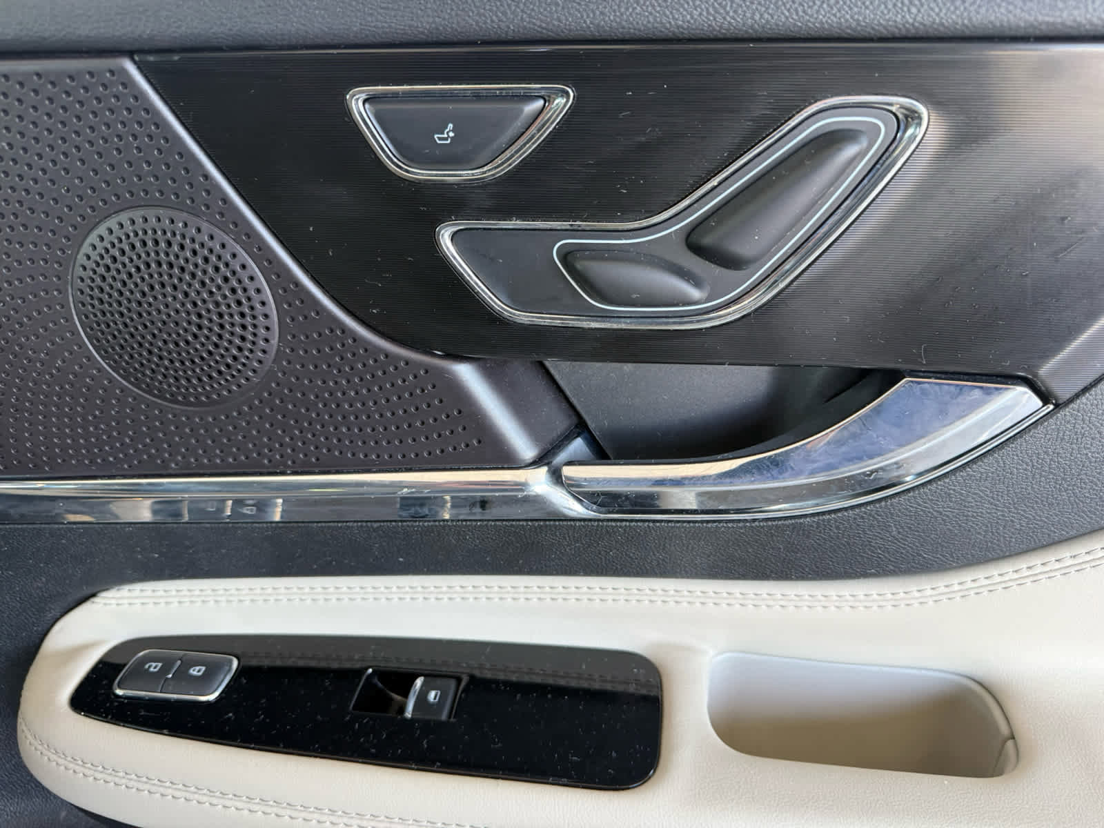 Used 2025 Lincoln Corsair AWD image 12
