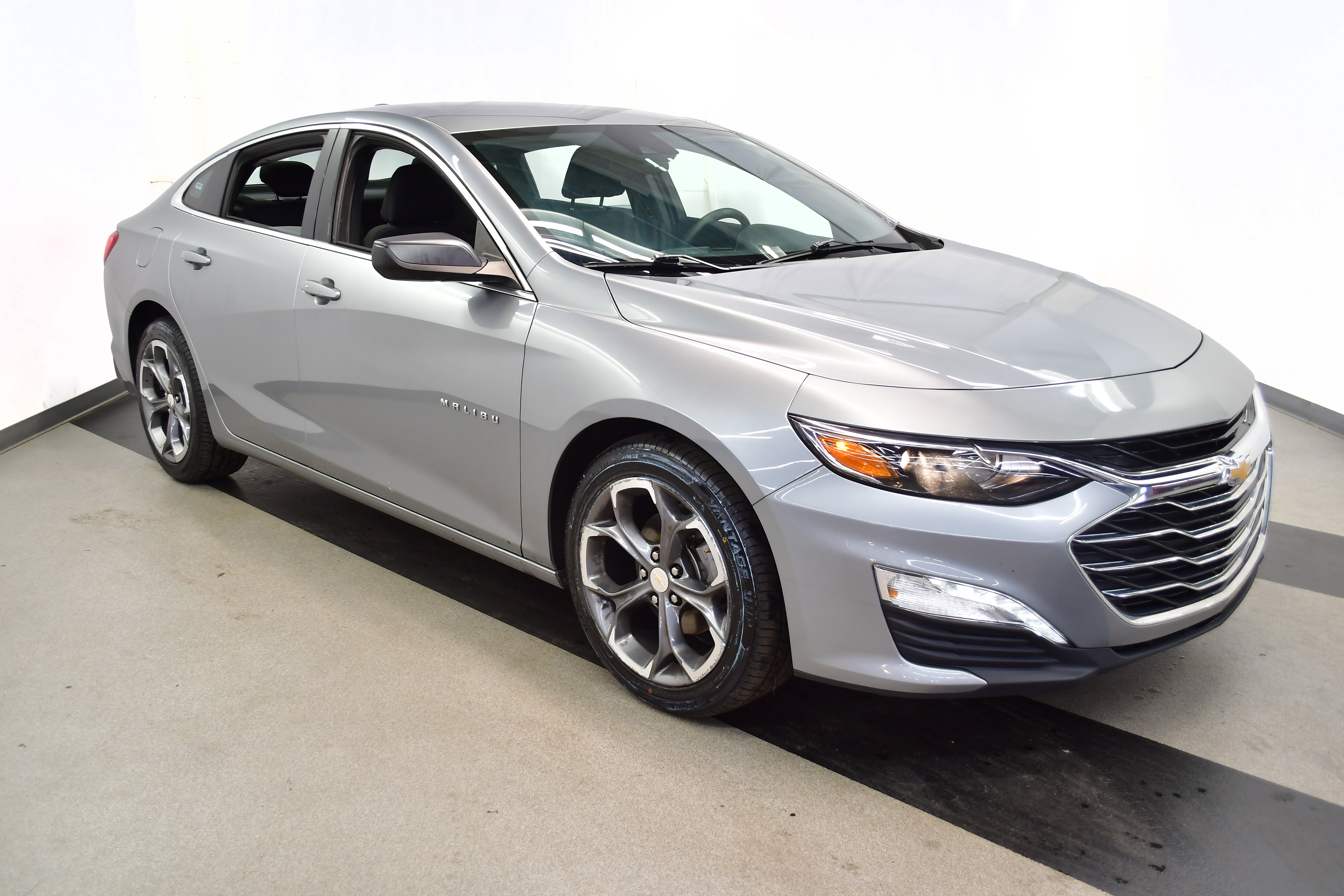 Used 2024 Chevrolet Malibu LT FWD image 2