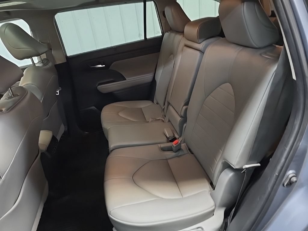 Used 2022 Toyota Highlander XLE AWD/4WD image 32