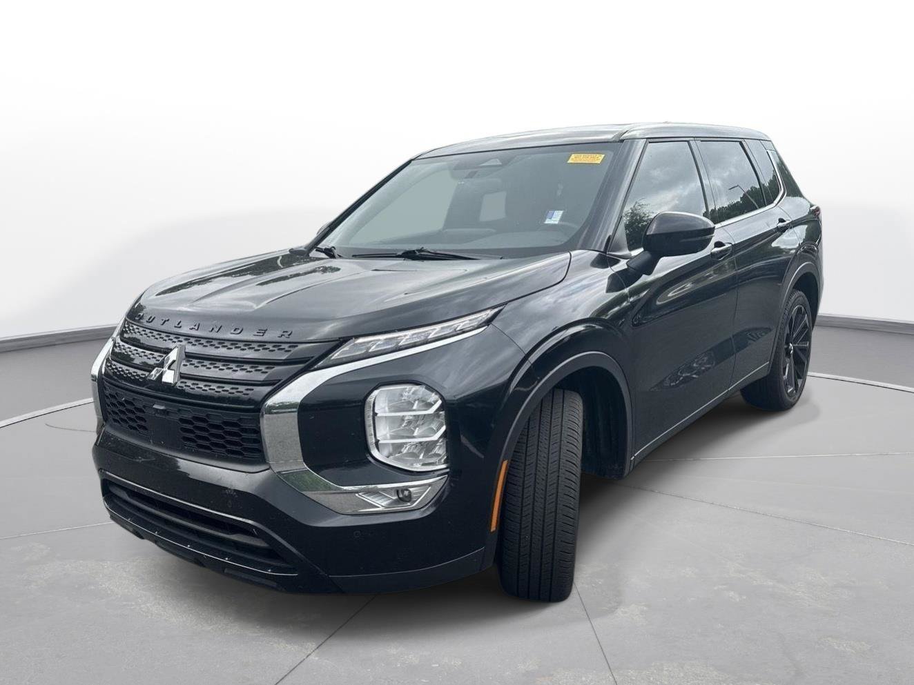Used 2024 Mitsubishi Outlander SE Black Edition FWD image 2