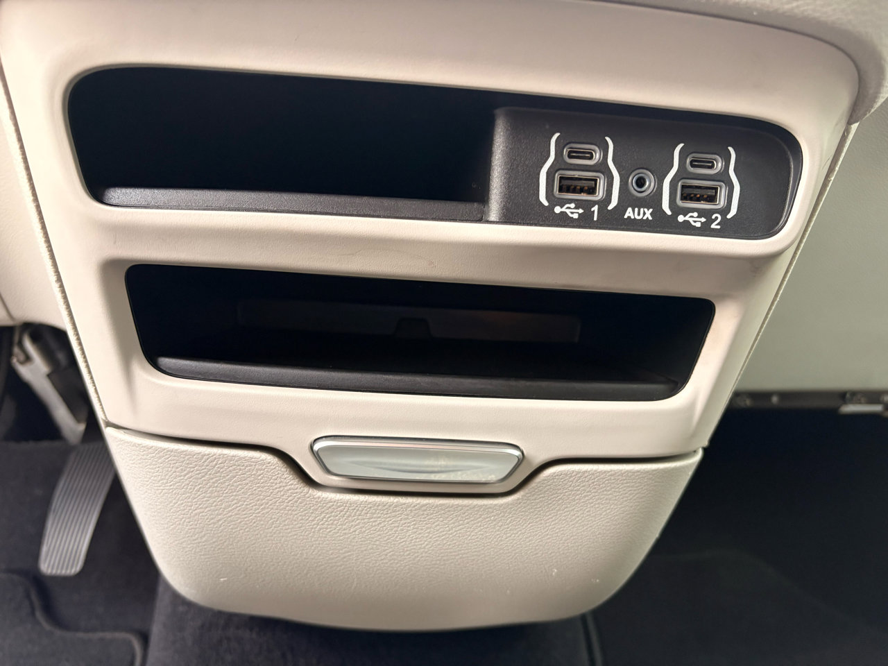 Used 2022 Chrysler Voyager LX image 18