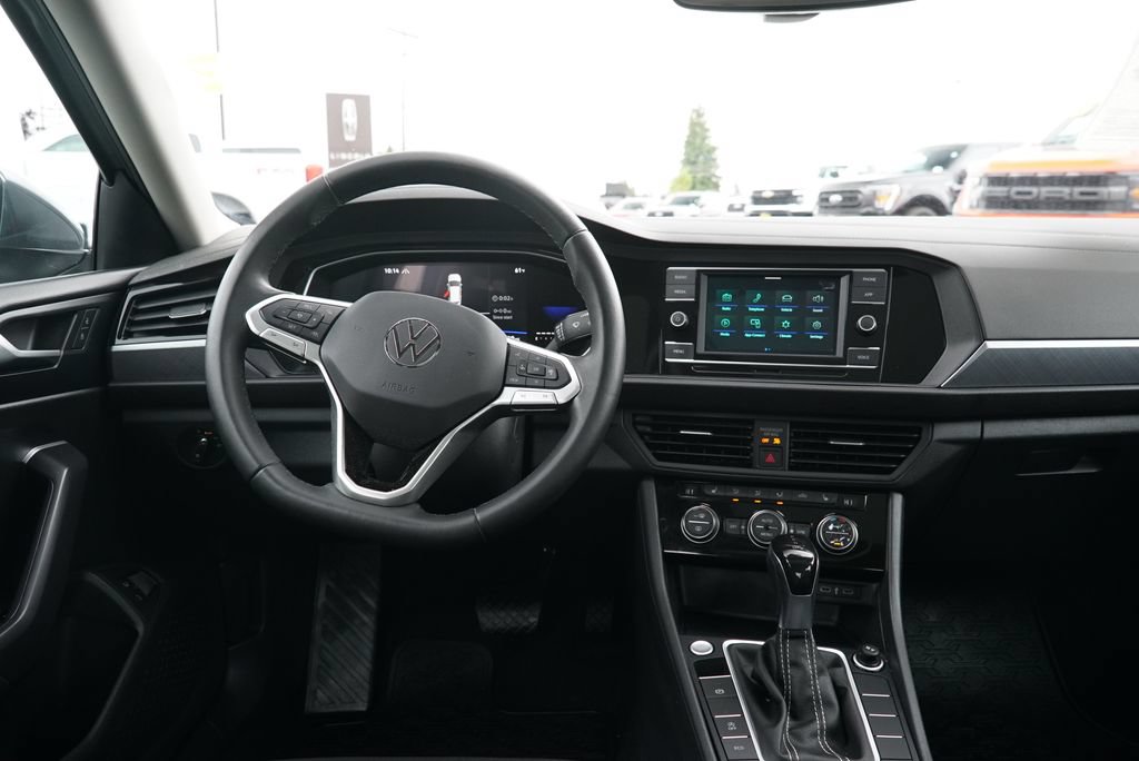 Used 2024 Volkswagen Jetta SE w/ Panoramic Sunroof Package FWD image 10