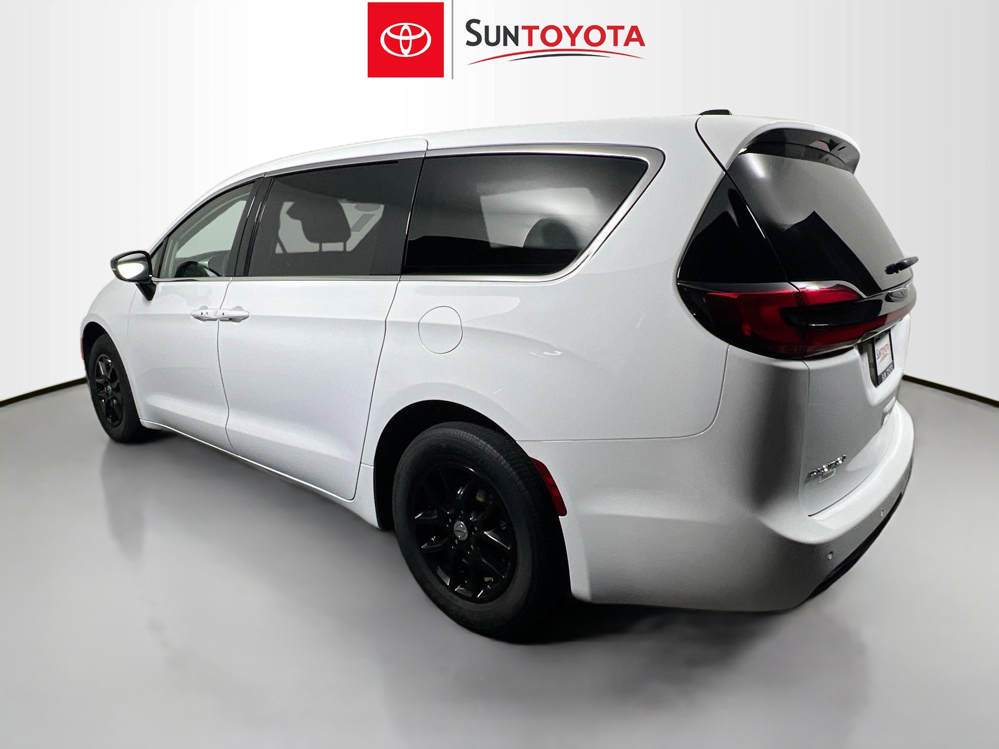 Used 2024 Chrysler Pacifica Touring-L image 6