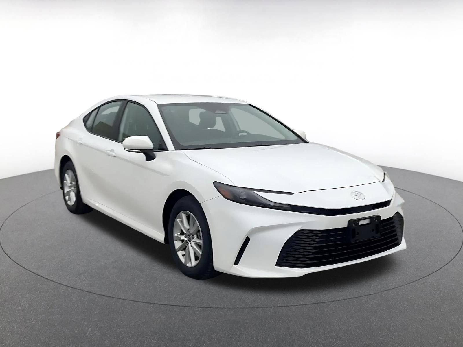 Used 2025 Toyota Camry LE image 3