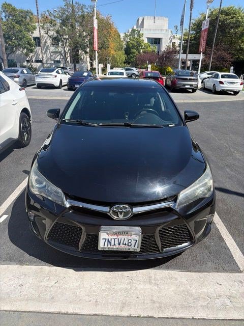 Used 2016 Toyota Camry SE w/ Moonroof Package FWD image 3