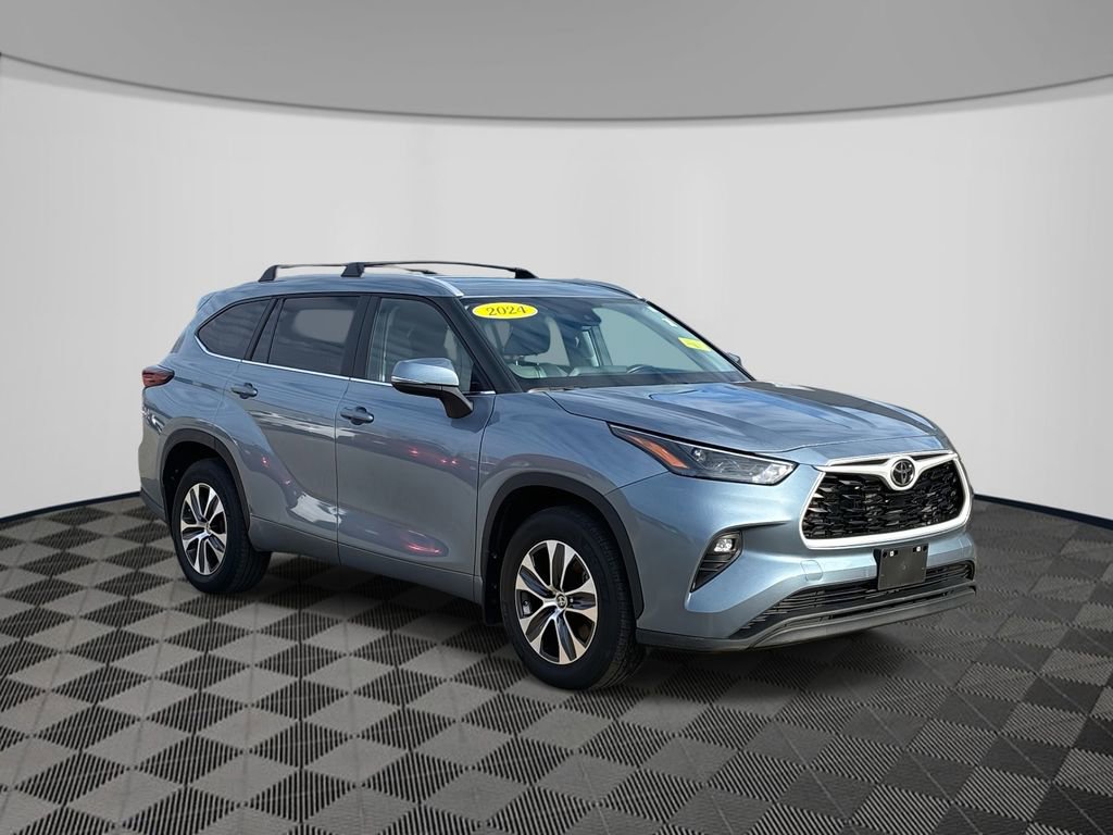 Used 2024 Toyota Highlander XLE image 3