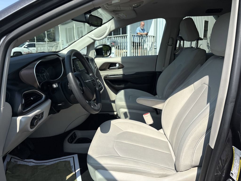 Used 2017 Chrysler Pacifica Touring image 10