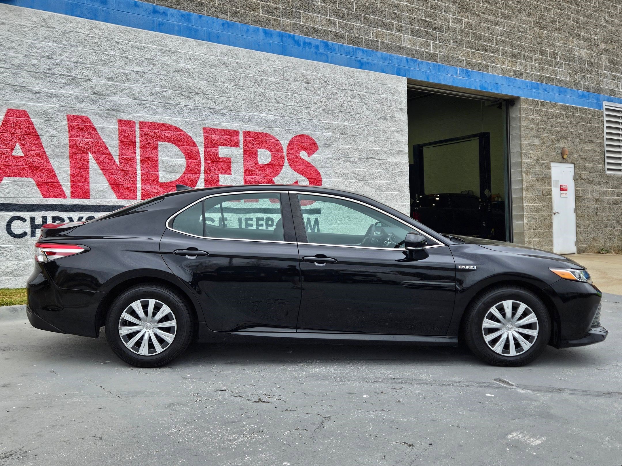 Used 2020 Toyota Camry LE image 8