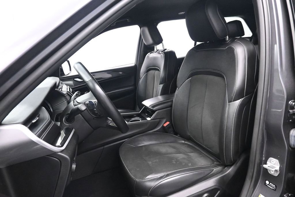 Used 2022 Jeep Grand Cherokee Altitude AWD/4WD image 16