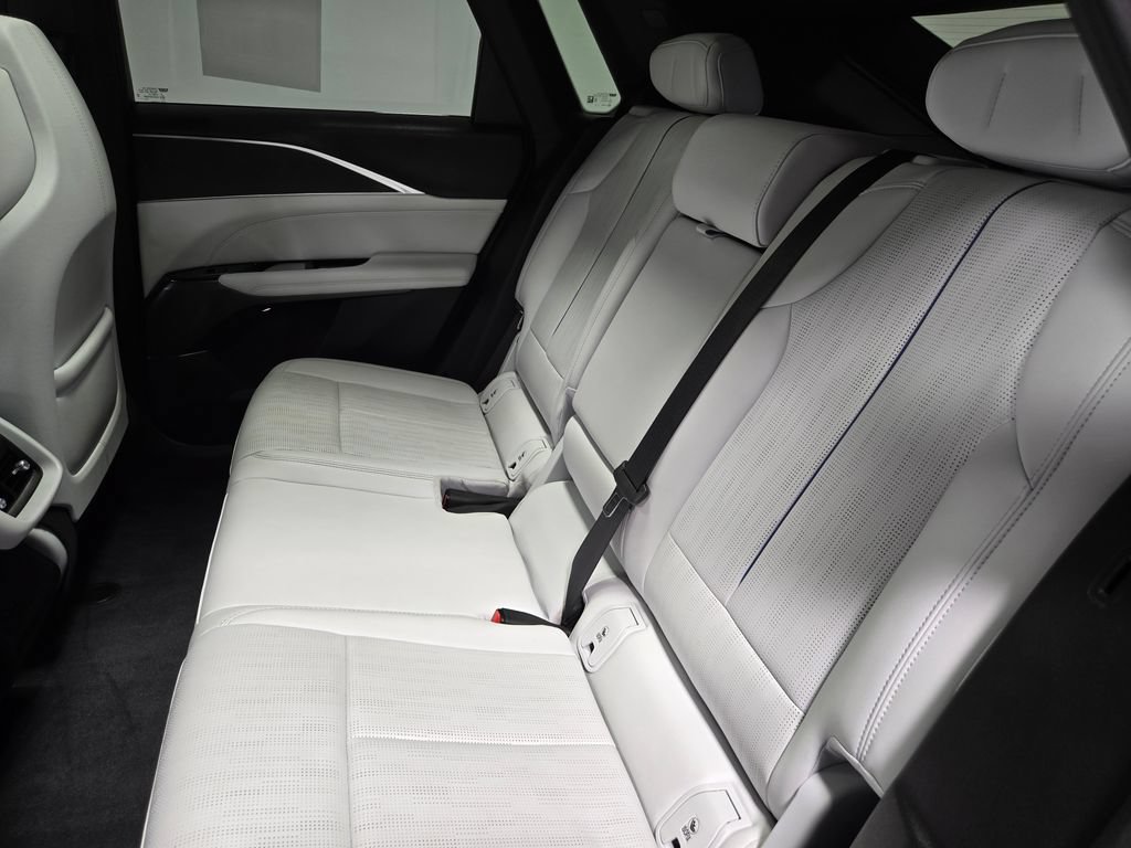 Used 2024 Cadillac Lyriq Luxury AWD/4WD image 34