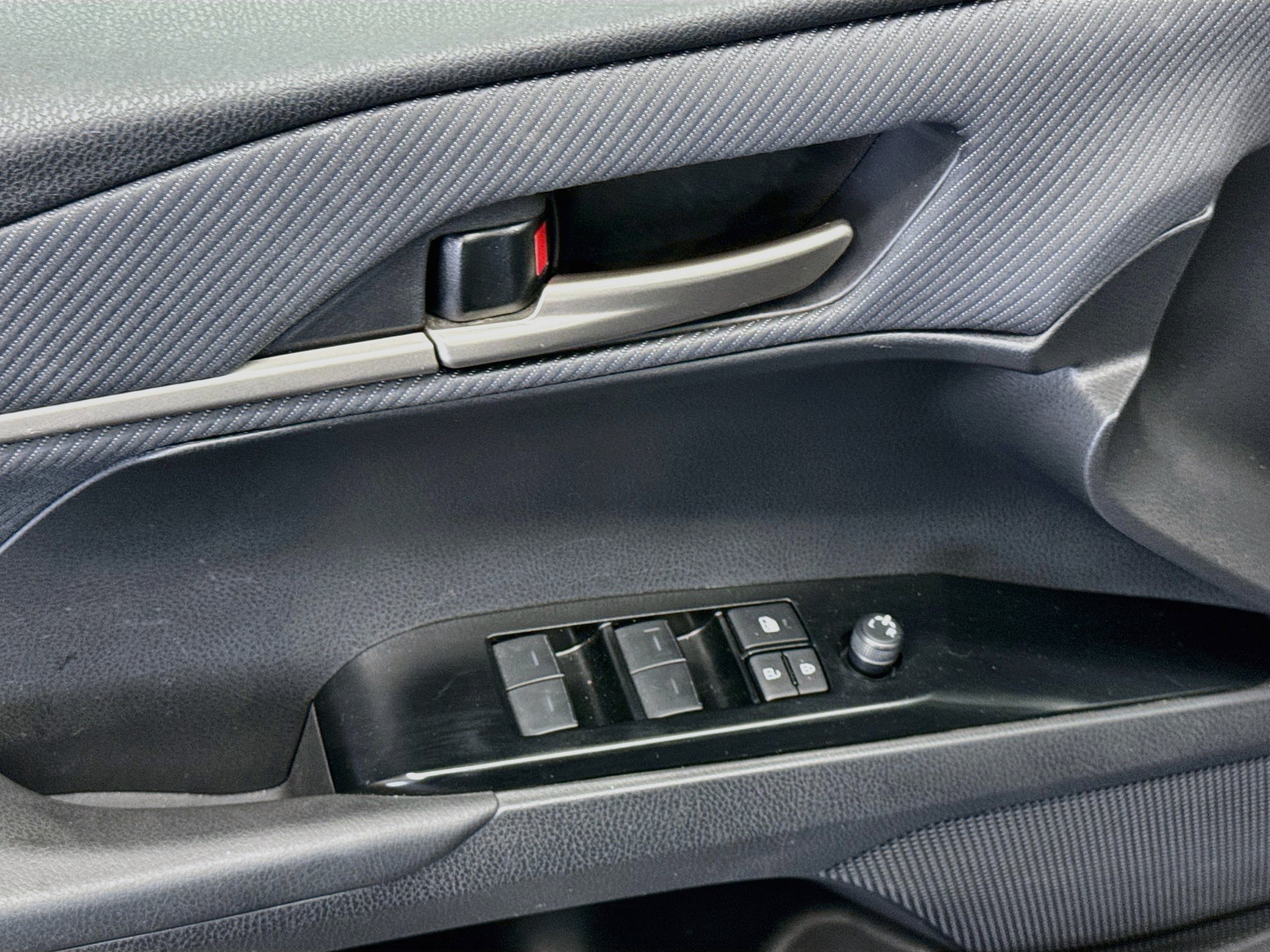 Used 2025 Toyota Camry SE FWD image 15