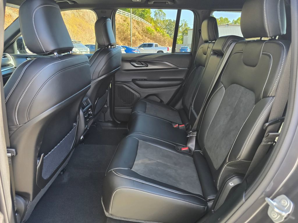 New 2025 Jeep Grand Cherokee Altitude image 10