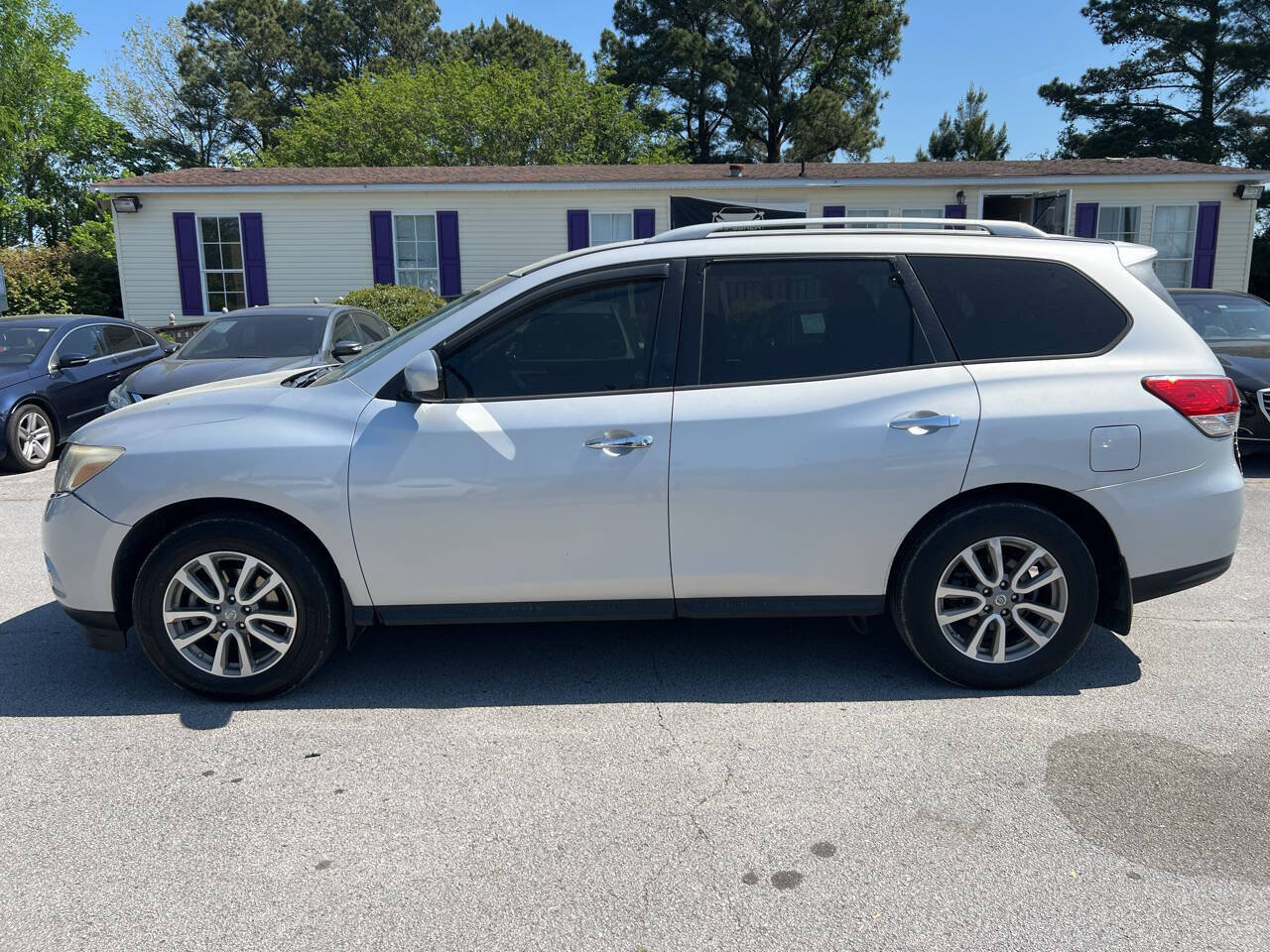 Used 2015 Nissan Pathfinder SV AWD/4WD image 9