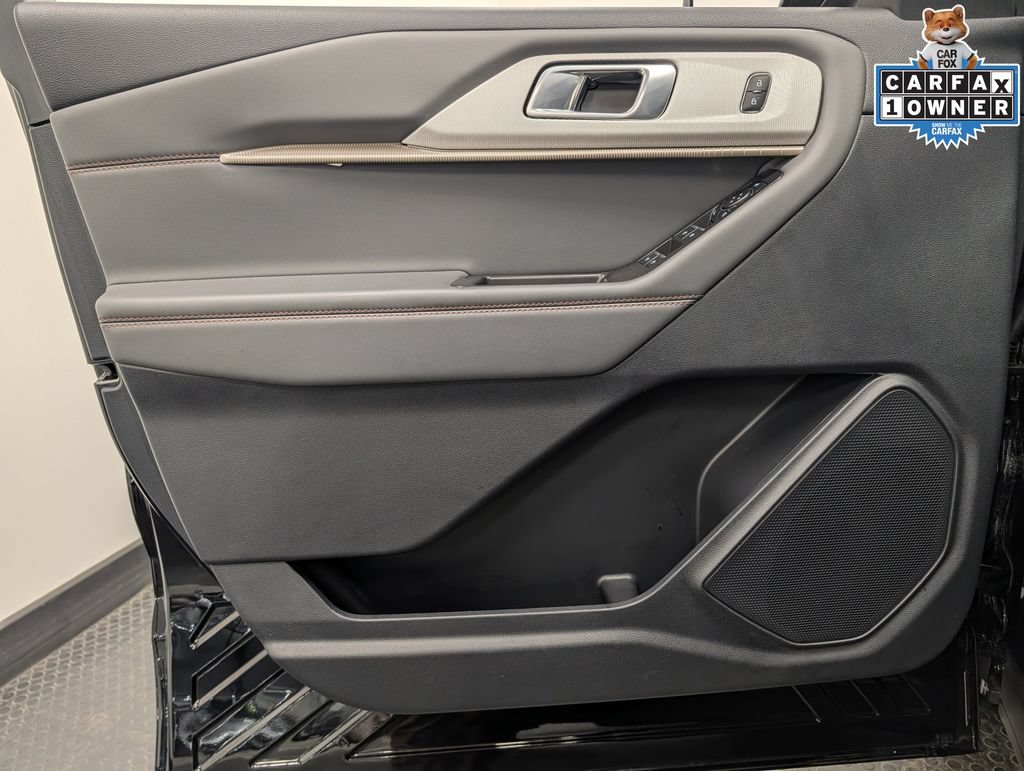 Used 2025 Ford Explorer Active AWD/4WD image 8
