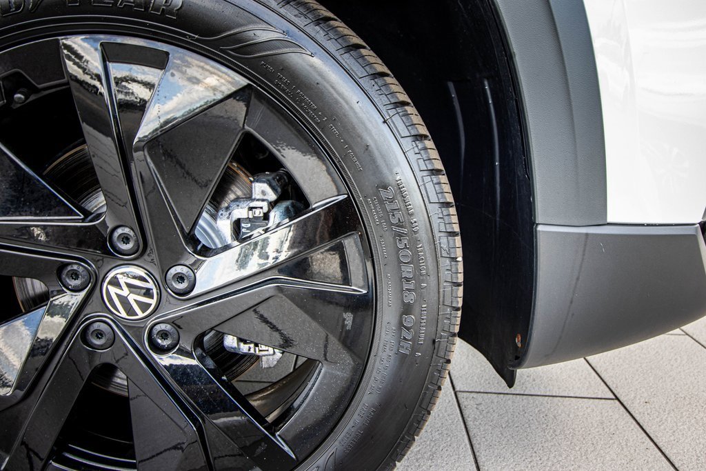 Certified 2025 Volkswagen Taos SE w/ Black Wheel Package image 21