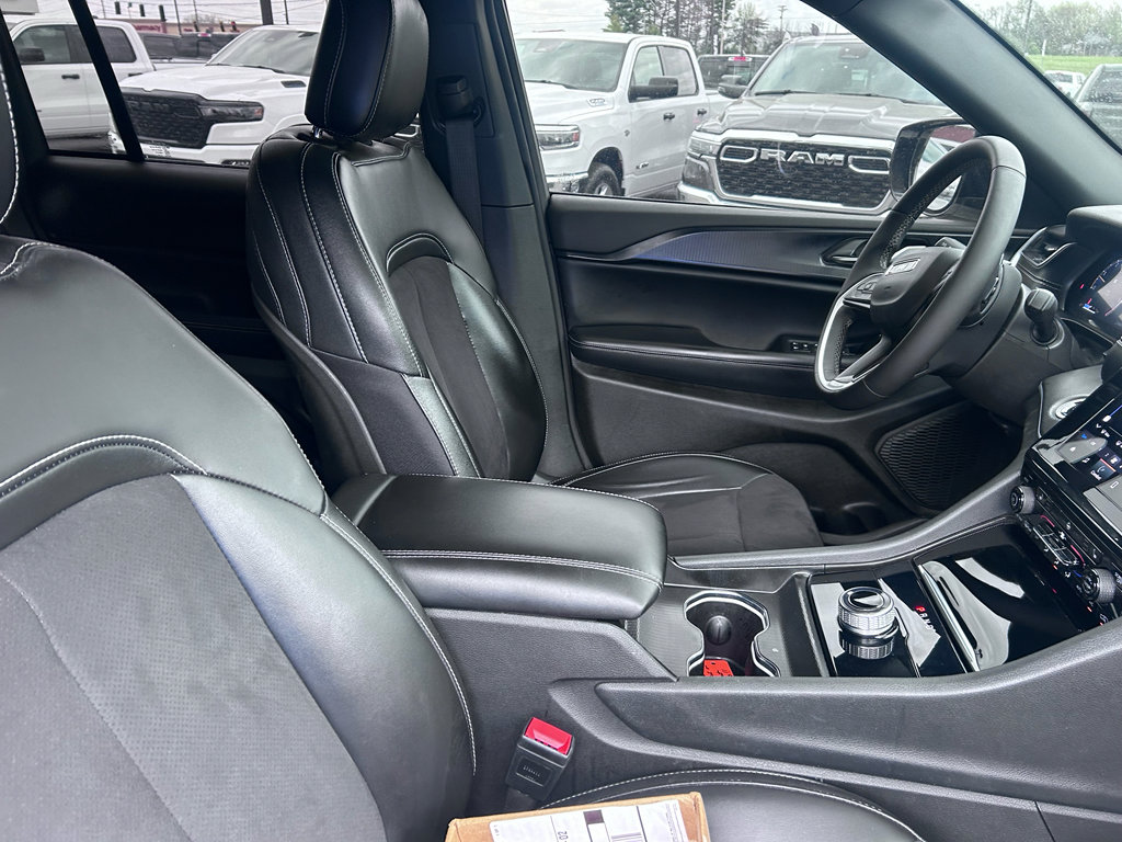 Used 2024 Jeep Grand Cherokee Altitude AWD/4WD image 13