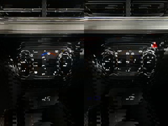 Certified 2025 Chevrolet Trax LT w/ LT Convenience Package image 17