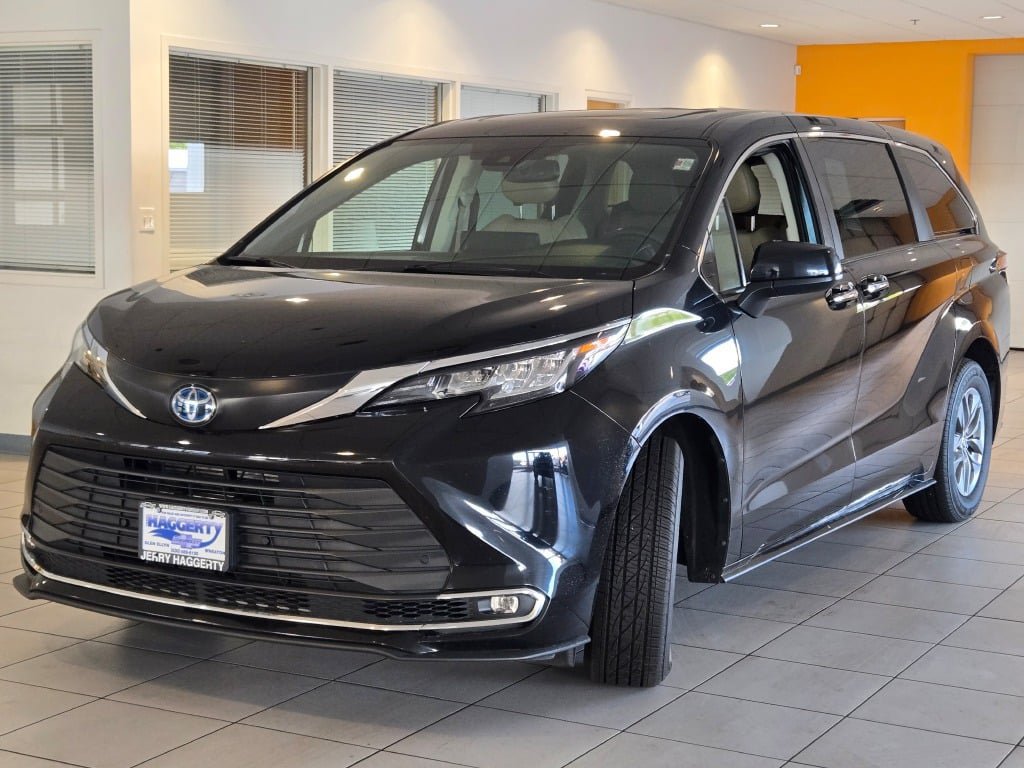 Used 2023 Toyota Sienna XLE AWD/4WD image 4