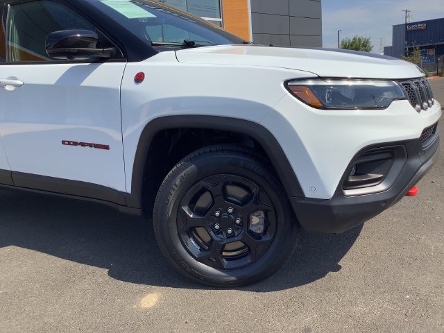 Used 2024 Jeep Compass Trailhawk w/ Trailhawk Elite Group AWD/4WD image 3