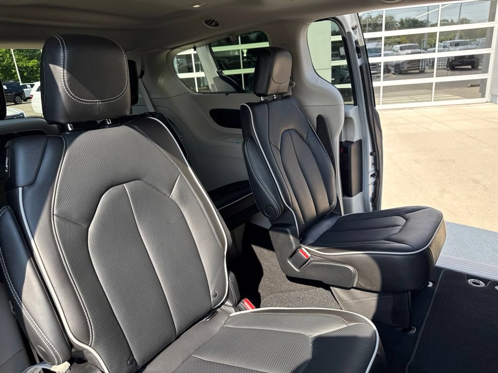 Used 2023 Chrysler Pacifica Limited AWD/4WD image 39
