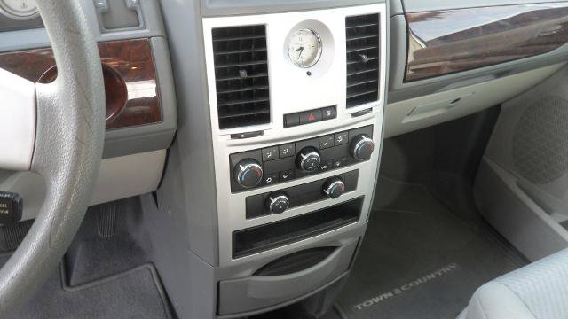 Used 2010 Chrysler Town & Country LX w/ Entertainment Group #1 FWD image 23